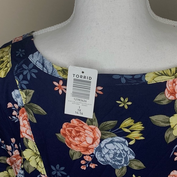 🦆Torrid Navy Floral Fit & Flare Blouse - Picture 3 of 4